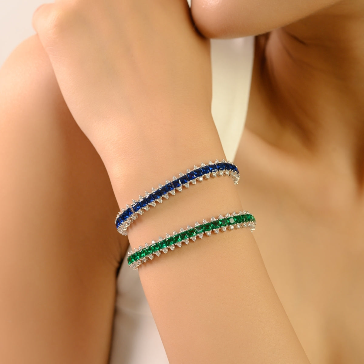 Exquisite Silver Bracelet Featuring Blue and White Cubic Zirconia