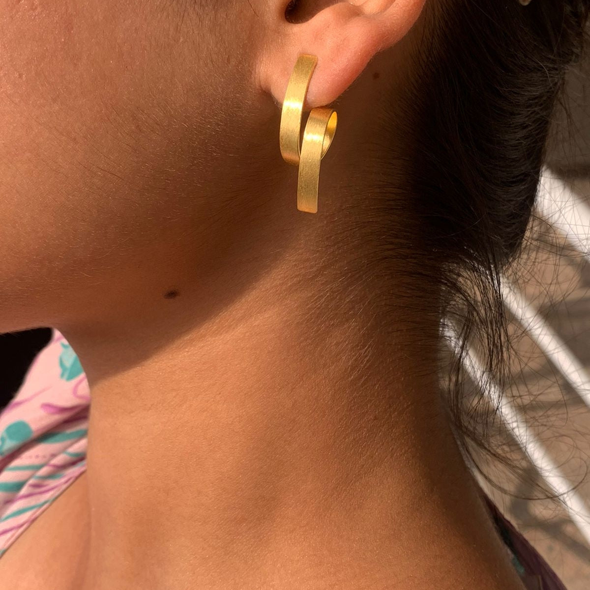 Elegant Twisted Gold Ribbon Drop Stud Earrings in 925 Silver