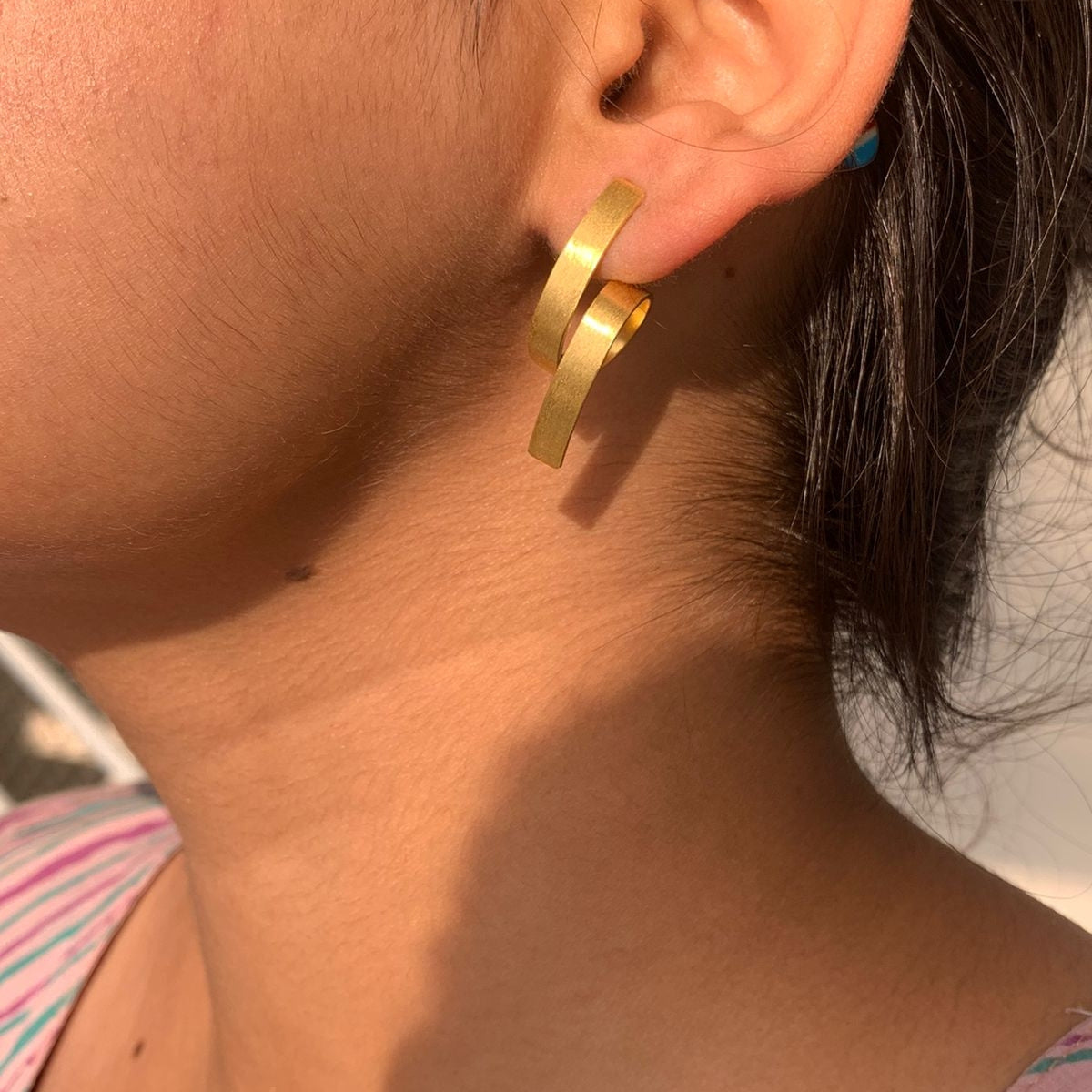 Elegant Twisted Gold Ribbon Drop Stud Earrings in 925 Silver