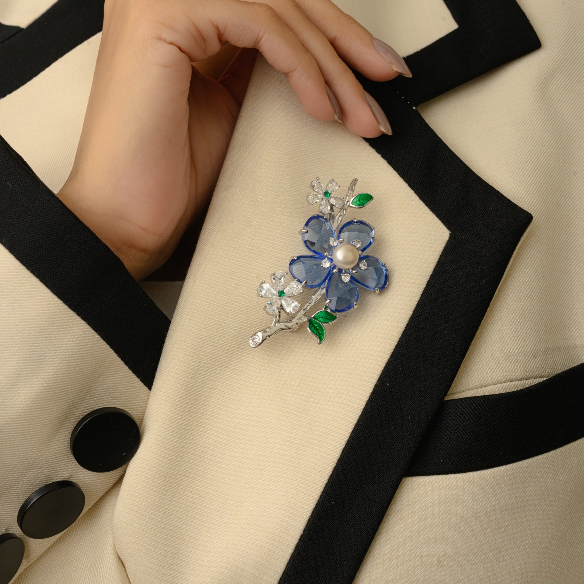 White Gold Flower Badge Brooch Pin in 925 Silver