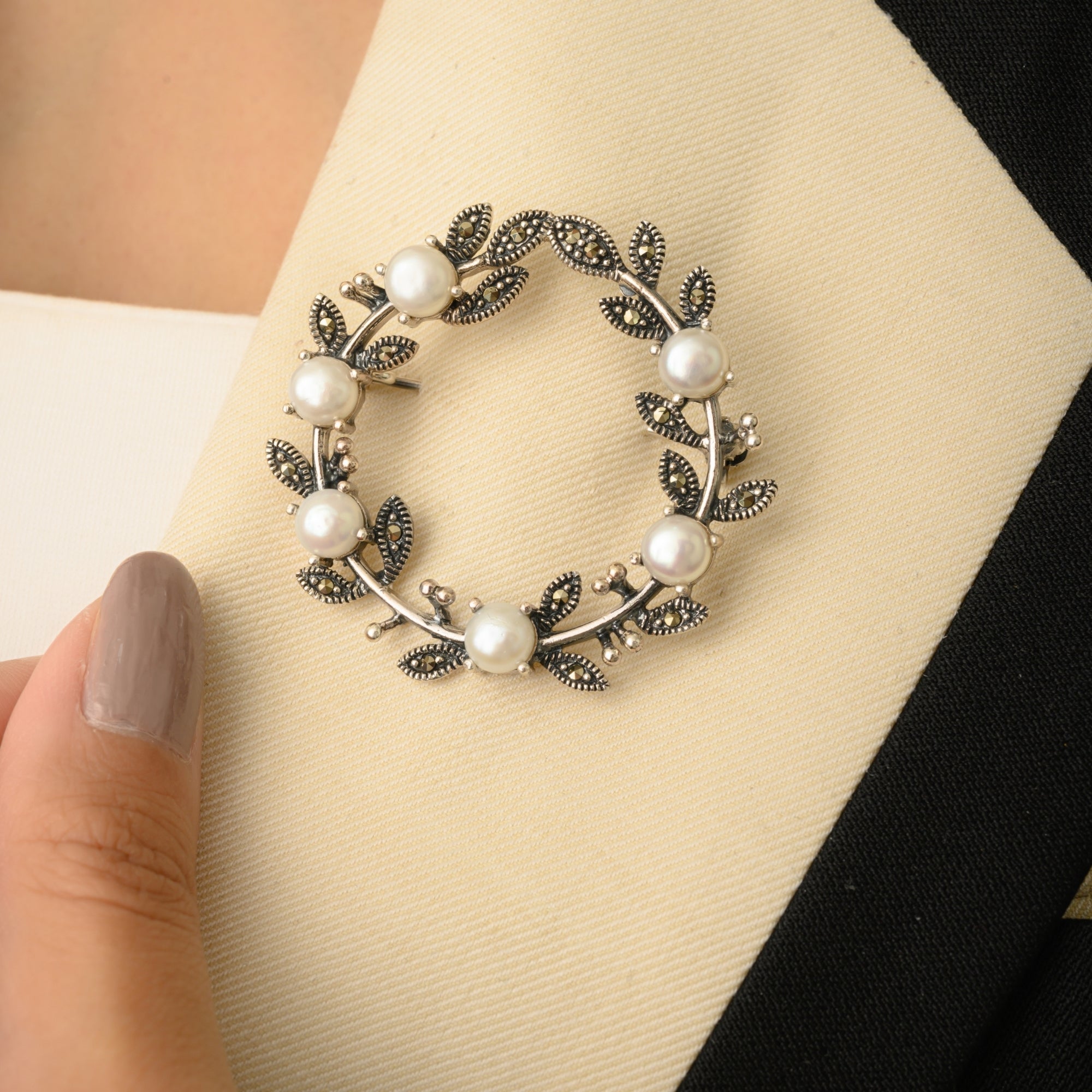 Charming Pearl Brooch in 925 Silver with Antique Flower Circle Pattern