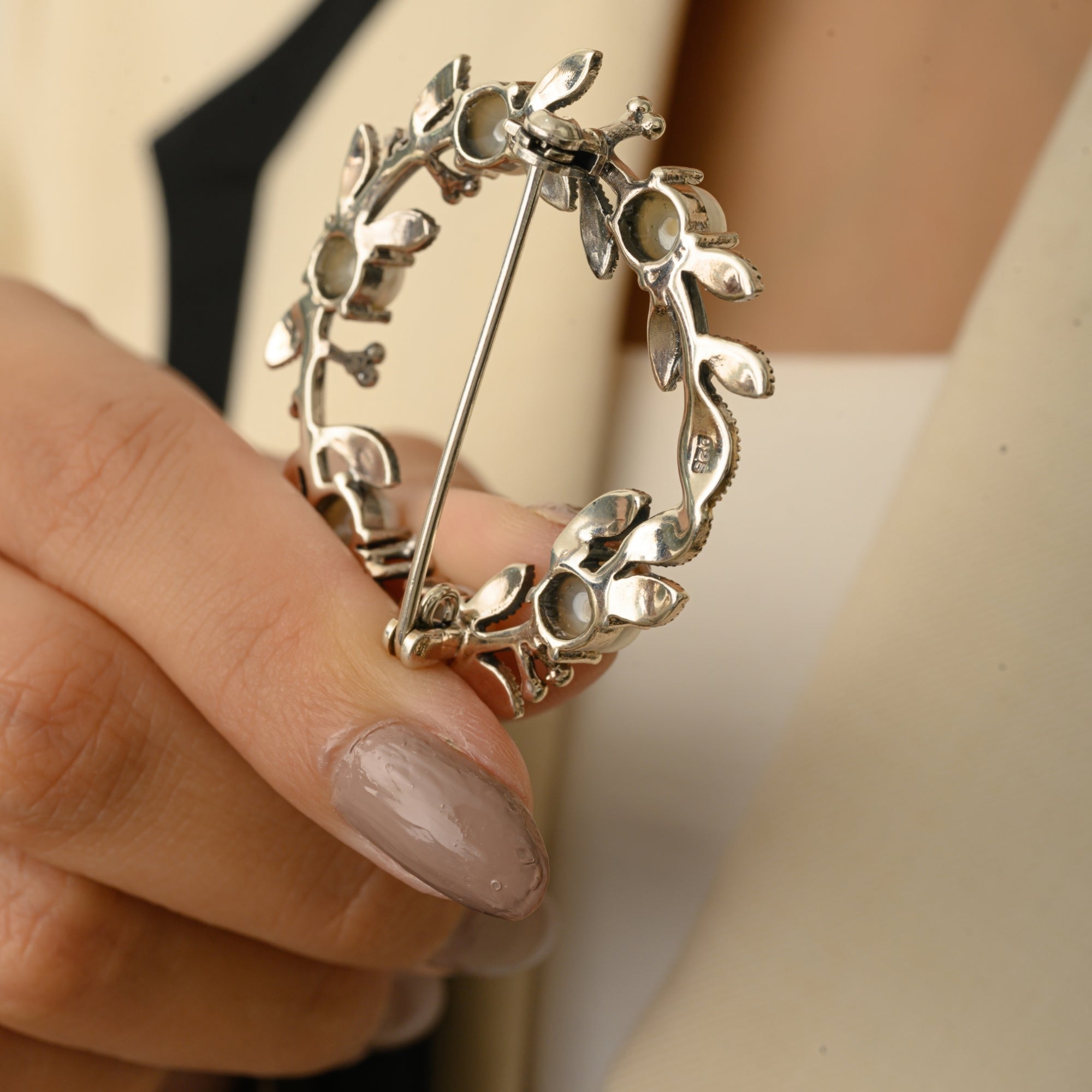 Charming Pearl Brooch in 925 Silver with Antique Flower Circle Pattern