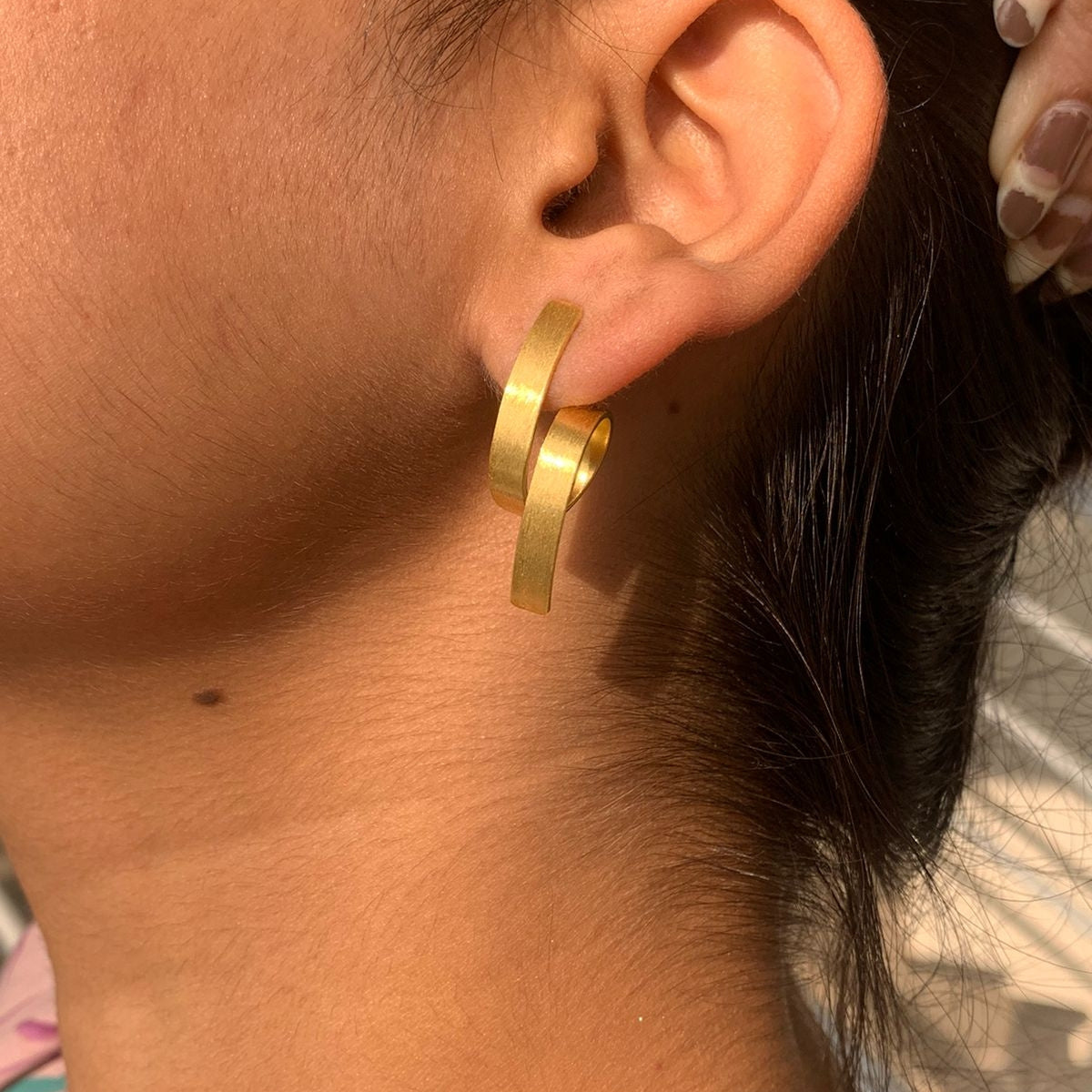 Elegant Twisted Gold Ribbon Drop Stud Earrings in 925 Silver