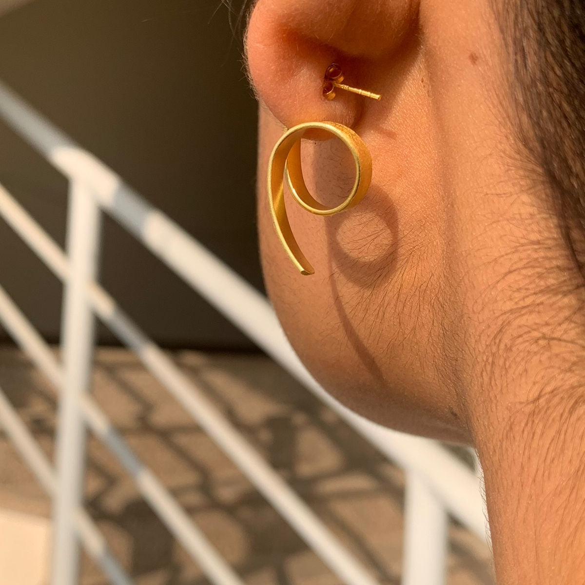 Elegant Twisted Gold Ribbon Drop Stud Earrings in 925 Silver